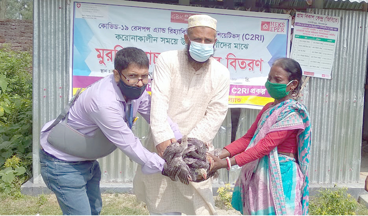 ফুলবাড়ীতে মুরগী এবং মুরগীর খাদ্য প্রদান করলো গ্রাম বিকাশ কেন্দ্র