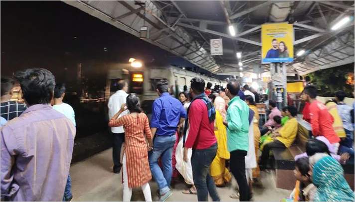 যাত্রীর অন্তর্বাসে হাত ঢুকিয়ে টাকা নিলেন টিসি