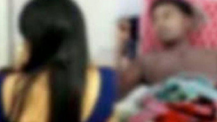 ২০ বছরের ছেলের সঙ্গে অনৈতিক কাজে ধরা ৪৫ বছরের নারী, সালিশে বিয়ে