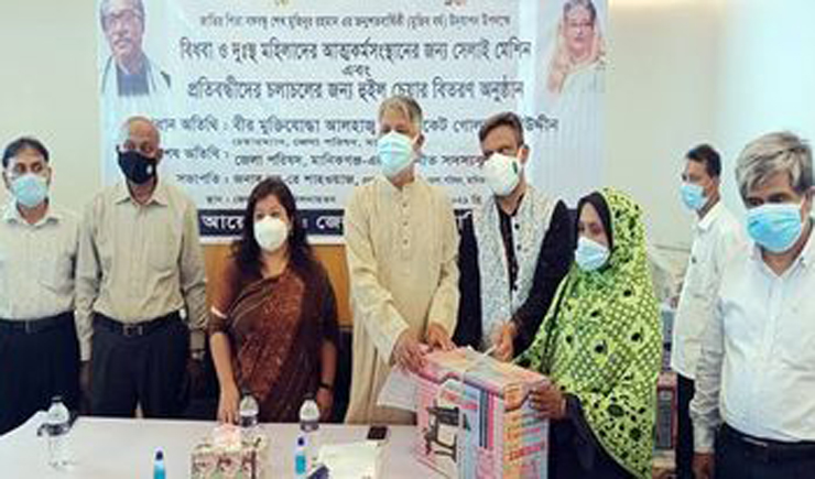 মানিকগঞ্জে নারীদের সেলাই মেশিন প্রতিবন্ধীদের হুইল চেয়ার বিতরণ