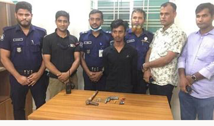 যশোরে চিহ্নিত সন্ত্রাসী  হিটার রাজ অস্ত্রসহ আটক