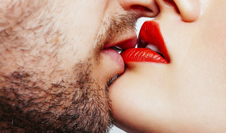 চুম্বনে কেন ঠোঁটে ঠোঁট রাখে মানুষ