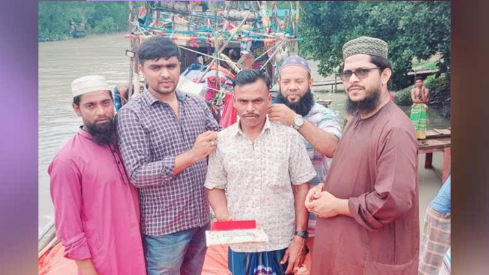 সাগরে একবার জাল ফেলেই ১৭০ মণ ইলিশ, মাঝিকে স্বর্ণের চেইন উপহার