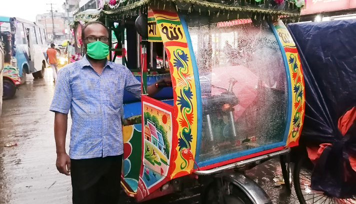 করোনায় শিক্ষকতা ছেড়ে মাহবুব এখন অটোচালক