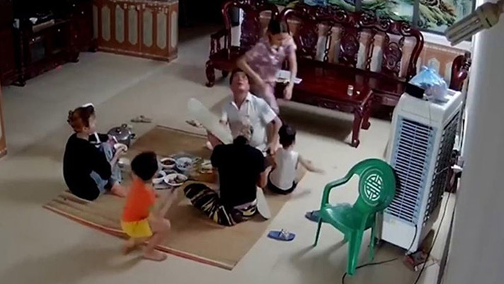 ডিনারের সময় ভেঙে পড়ল সিলিং ফ্যান! তারপর কি হলো দেখুন ভিডিওতে