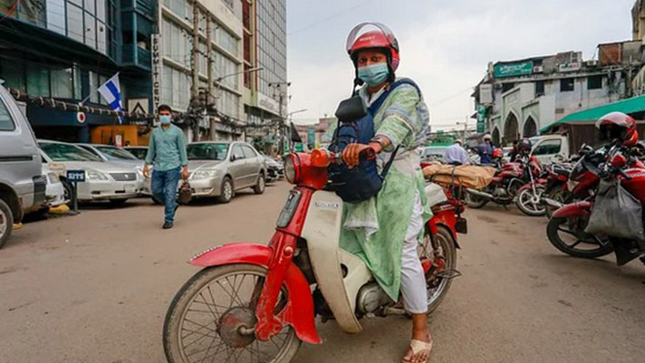করোনায় লেডি ডেলিভারিম্যান শুক্লার জীবনযুদ্ধ