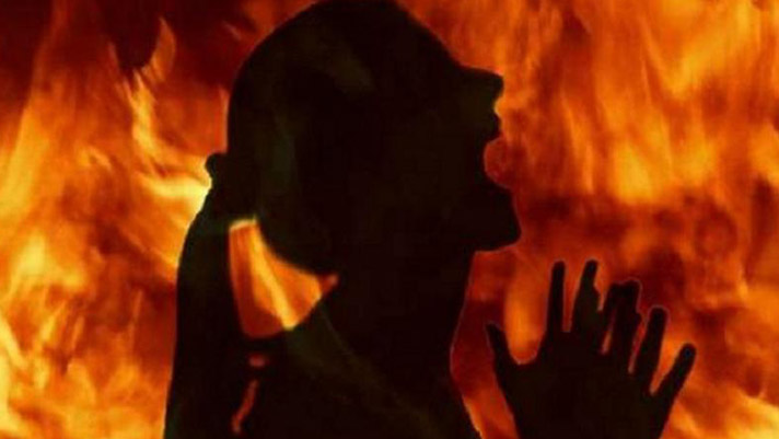 দুই সন্তানের বাবার বিয়ের প্রস্তাব প্রত্যাখ্যান করায় কলেজছাত্রীর শরীরে আগুন