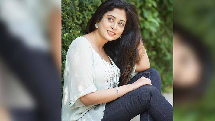 ৯৯৯-এ কল দিয়ে পরিবারসহ  দুর্বৃত্তদের হাত থেকে রক্ষা পেলেন অভিনেত্রী 