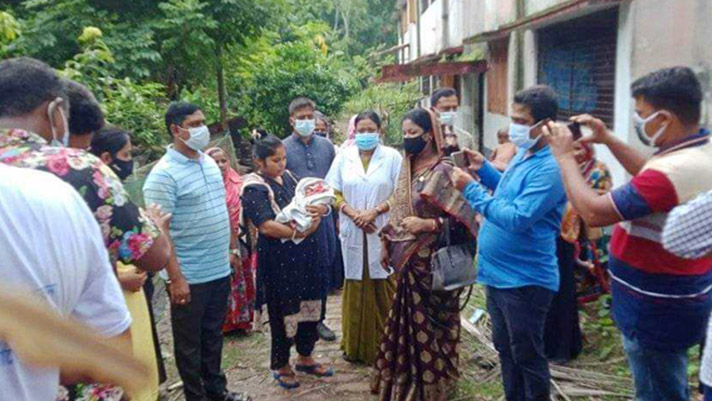 গভীর রাতে নবজাতককে রাস্তায় ফেলে গেলেন মা