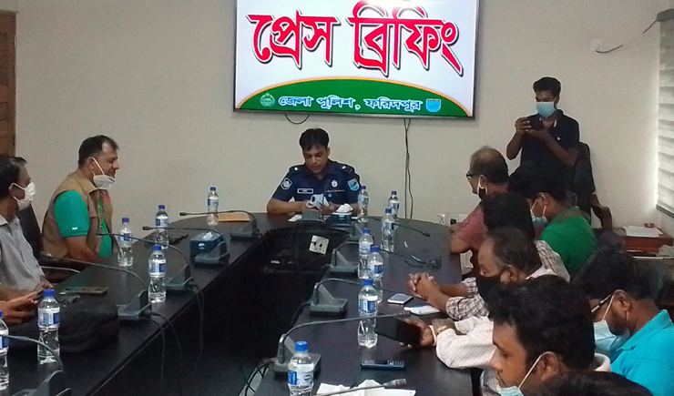 ফরিদপুরে এনএসআই এর ডিডি পরিচয়ে আসামি গ্রেফতার
