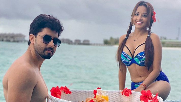 নীল বিকিনিতে পানিতে মজে দুপুর ঠাকুরপো'র ঝুমা বৌদি, উত্তপ্ত নেটপাড়া