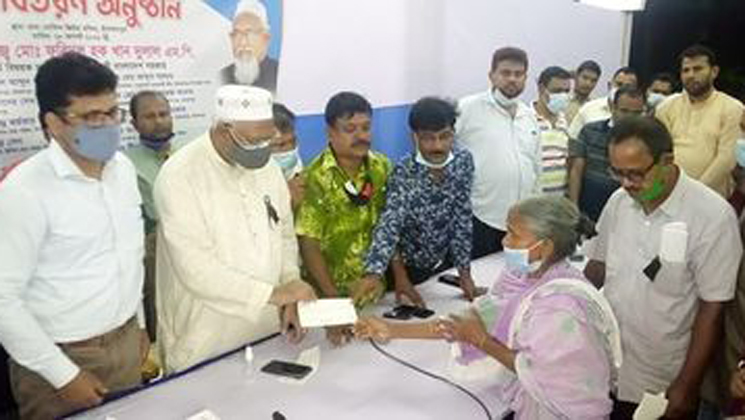ইসলামপুরে বিভিন্ন মন্দির উন্নয়নে চেক বিতরণ