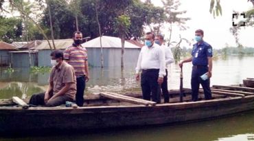 নৌকায় চড়ে বন্যাকবলিত এলাকা পরিদর্শনে লালমনিরহাটের ডিসি