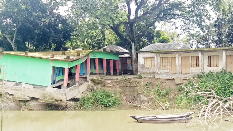 টাঙ্গাইলের নাগরপুরে ধস আতঙ্কে সরকারি প্রাথমিক বিদ্যালয় 