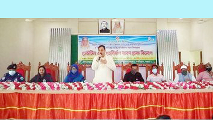 নন্দীগ্রামে বজ্রপাত ও সড়ক দূর্ঘটনায় নিহতদের মাঝে চেক বিতরণ