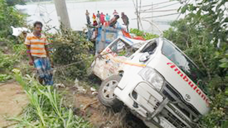 এম্বুলেন্স ট্রাক মুখোমুখি সংঘর্ষে