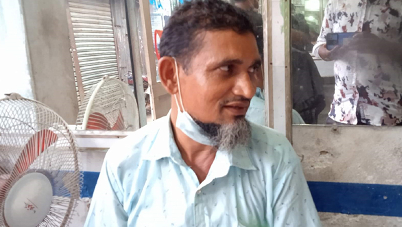 বাড়ি বাড়ি গিয়ে করোনার টিকা বিক্রি করতেন তিনি