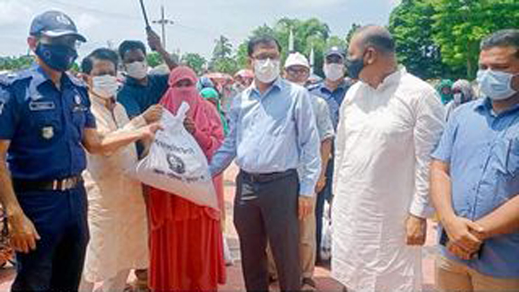 সুনামগঞ্জে ৫ শতাধিক মানুষের মাঝে খাদ্যসহায়তা তুলে দেন নুরুল হুদা মুকুট