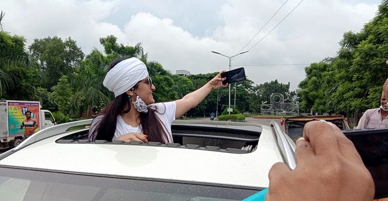মুক্তি পেয়ে কারাফটকে পরীমনির সেলফি