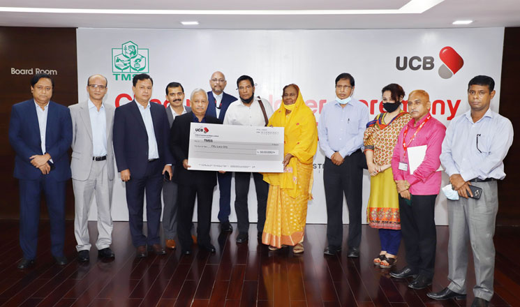 ইউসিবি সামাজিক কার্যক্রমের আওতায় টিএমএসএসকে ৫০ লাখ টাকার চেক প্রদান