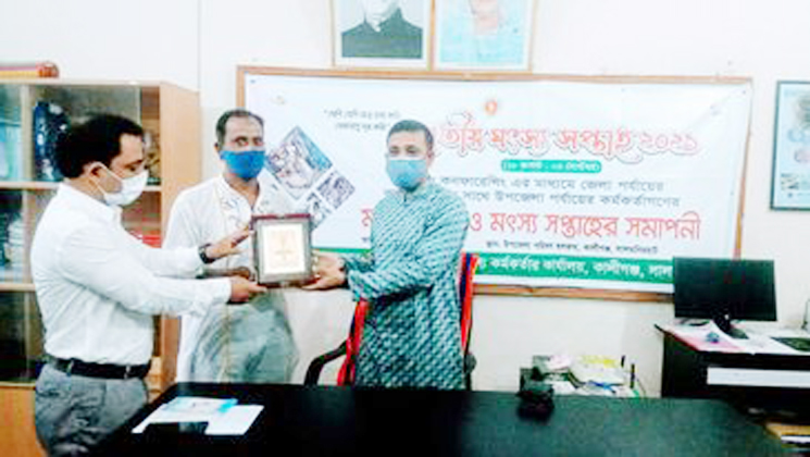 কালীগঞ্জে সফল মৎস্যচাষীর সন্মাননা পেলেন সাংবাদিক ফারুক 