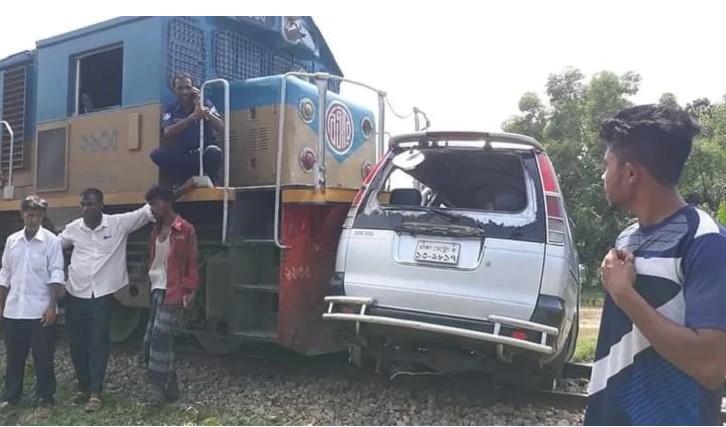 রেলক্রসিংয়ে মাইক্রোবাসকে ট্রেনের ধাক্কা, নিহত ৩