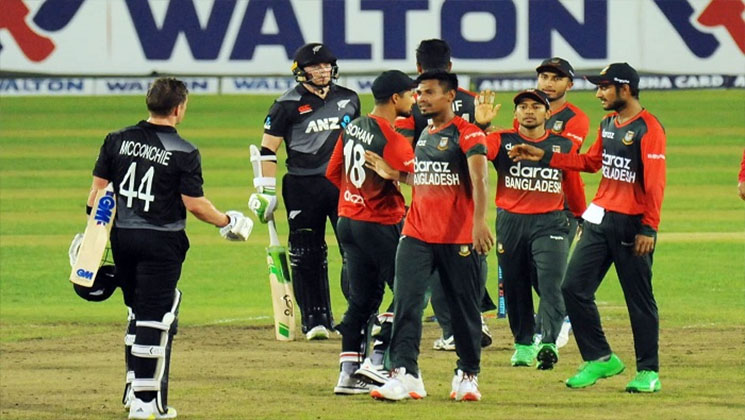 শুরুতেই মোস্তাফিজের আঘাত