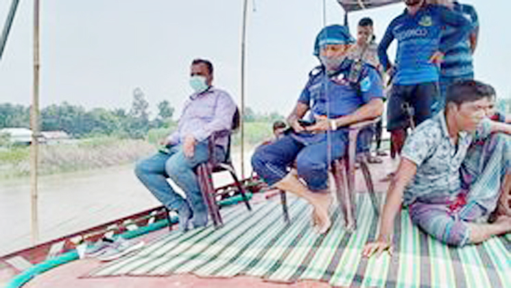 মানিকগঞ্জে বলগেট ও তিনটি ট্রলার মালিককে জরিমানা 