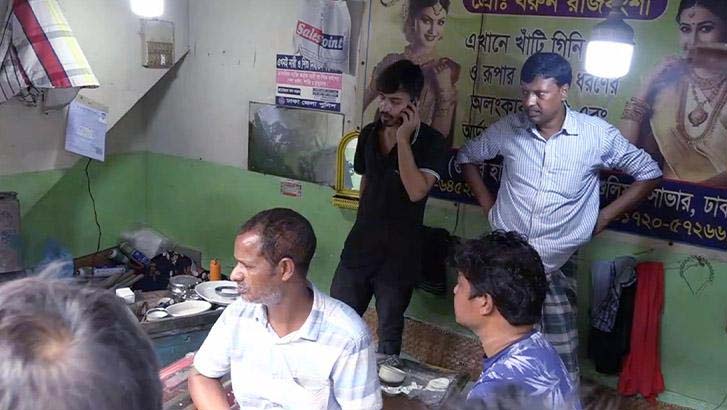 আশুলিয়ায় ১৯ দোকানে ডাকাতি, ৩০০ ভরি স্বর্ণ লুট
