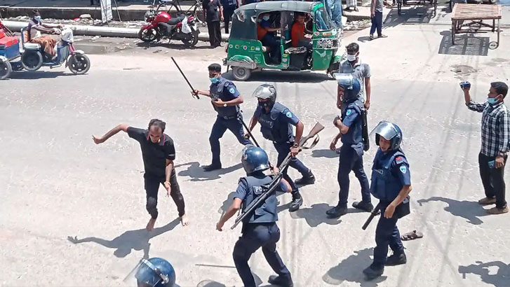 নোয়াখালীতে  ১৪৪ ধারা ভেঙে সাংসদের অনুসারীদের বিক্ষোভ, পুলিশের লাঠিপেটা