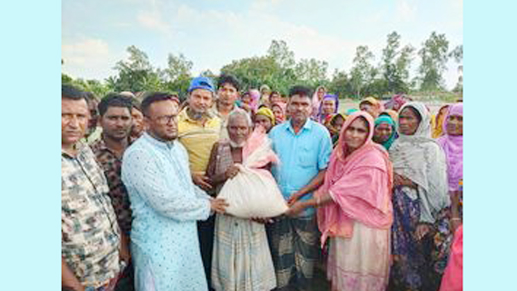 সিরাজগঞ্জে নবীদুল চেয়ারম্যানের উদ্যোগে ত্রাণ বিতরন  