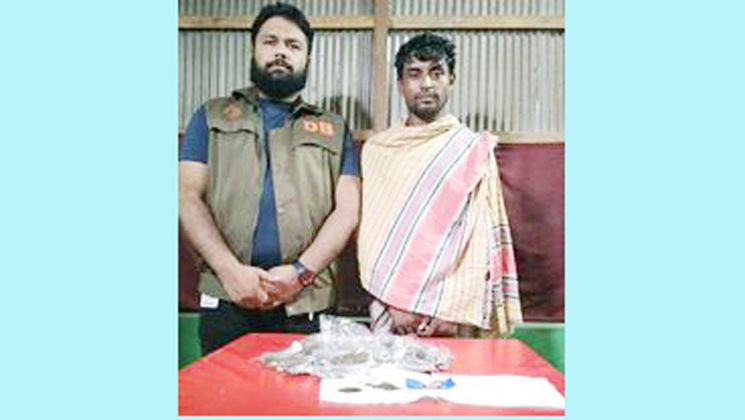যশোর ডিবির অভিযানে ইয়াবা ও গাঁজাসহ মাদক ব্যবসায়ী গ্রেফতার 