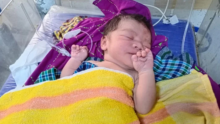 সরকারি কলেজের ছাত্রীদের টয়লেটে নবজাতক