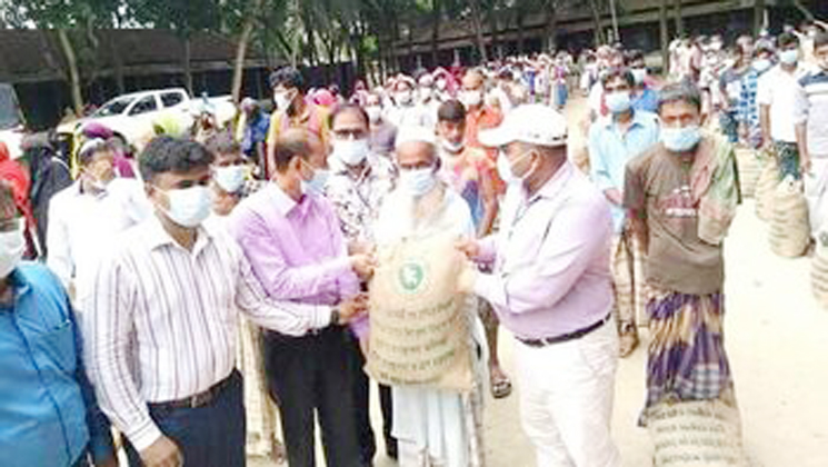 সিরাজগঞ্জ জেলা প্রশাসনের উদ্যোগে ত্রাণ বিতরন
