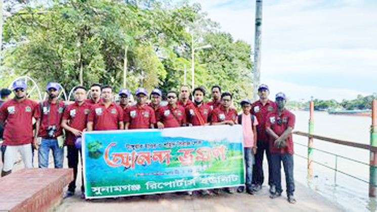 টাঙ্গুয়ার হাওর ভ্রমনে সুনামগঞ্জ রিপোর্টার্স ইউনিটির নেতৃবৃন্দ