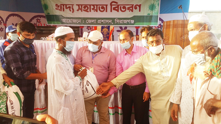 সিরাজগঞ্জ খোকসাবাড়ীর আশ্রয়ণ প্রকল্পে জেলা প্রশাসনের ত্রাণ বিতরণ