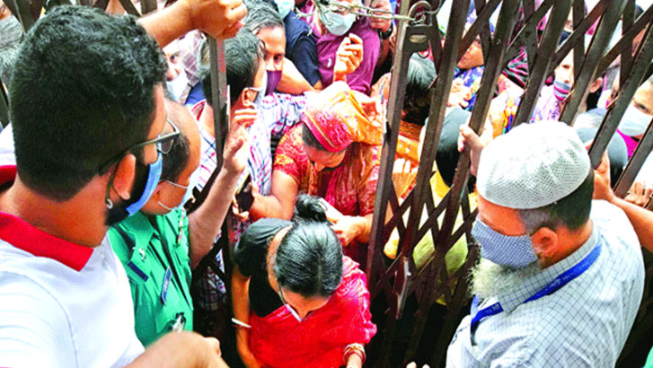 টিকা নিতে ভোর থেকে কেন্দ্রে মানুষের সারি