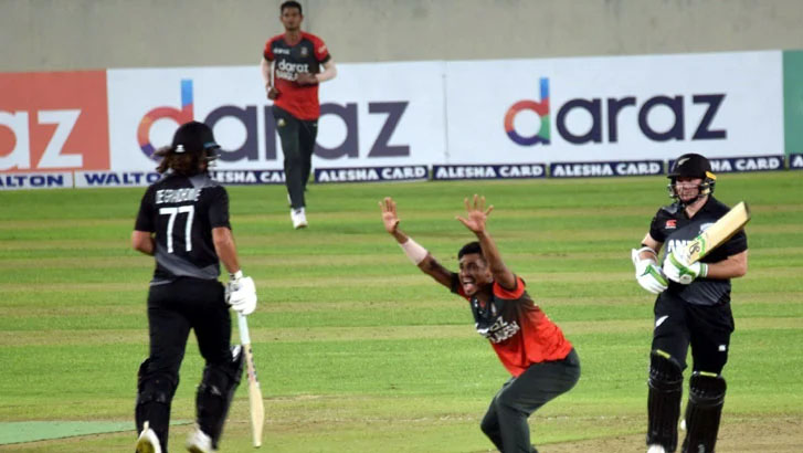 ৭৪ রানে ৭ উইকেট হারাল নিউজিল্যান্ড