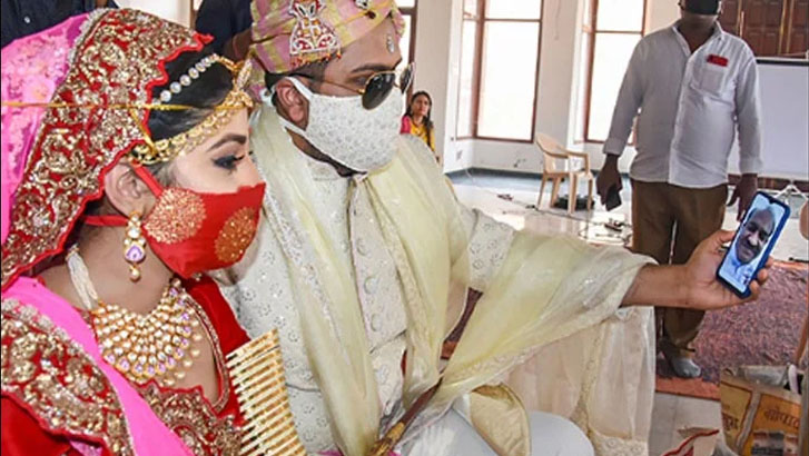 এক যুবককে বিয়ের দাবিতে দুই যুবতী, কনে ঠিক করতে টস করল গ্রাম পঞ্চায়েত!
