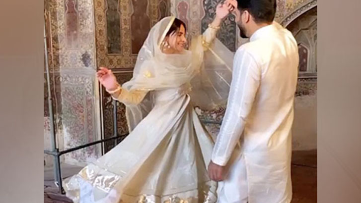মসজিদে শুটিং : নায়িকার বিরুদ্ধে গ্রেফতারি পরোয়ানা জারি