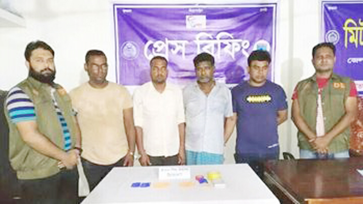 যশোরে ডিবি পুলিশের অভিযানে ইয়াবাসহ চার মাদক ব্যবসায়ী আটক