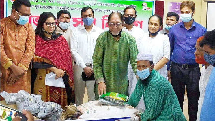 উল্লাপাড়ায় বিনামূল্যে কৃষকদের মাঝে সার ও বীজ বিতরণ  