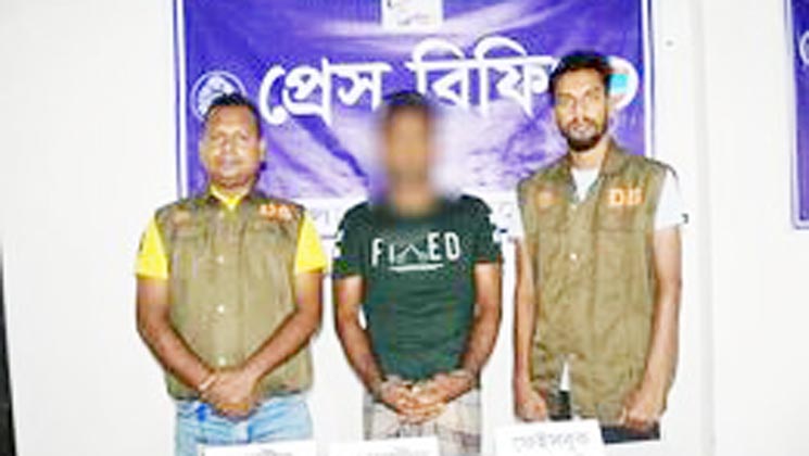 পুলিশের চাকরি লোভ দেখিয়ে টাকা নেয়ার প্রতারক আটক  

