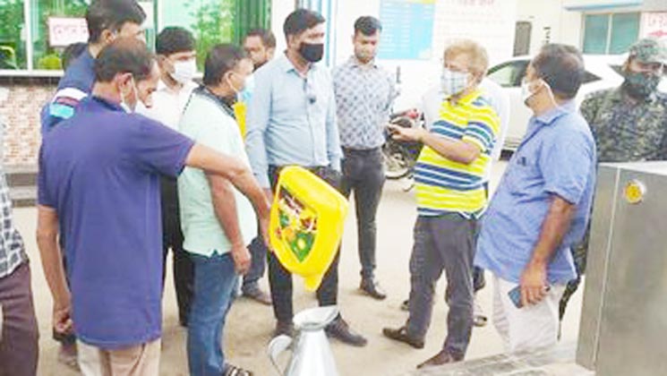 মানিকগঞ্জে পরিমাপে কম দেয়ায় ২ ফিলিং স্টেশন বন্ধের নির্দেশ  

