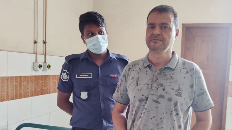 স্ত্রীকে ছুরিকাঘাতের পর থানায় গেলেন স্বামী
