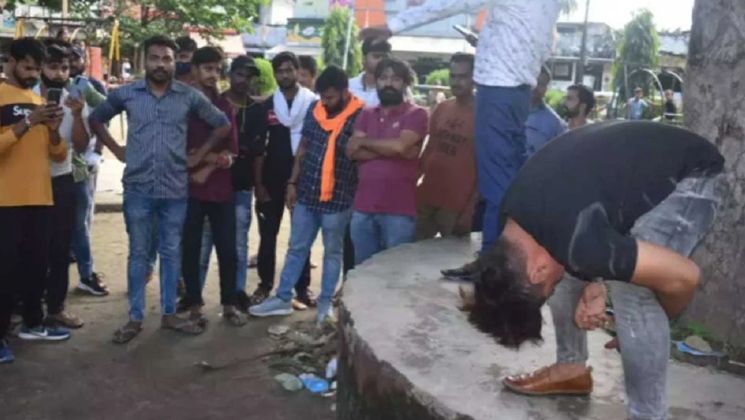 হিন্দু প্রেমিকাকে দিয়ে জোরপূর্বক জুতাপেটা মুসলিম প্রেমিককে, রুখে দাঁড়ালেন প্রেমিকাই