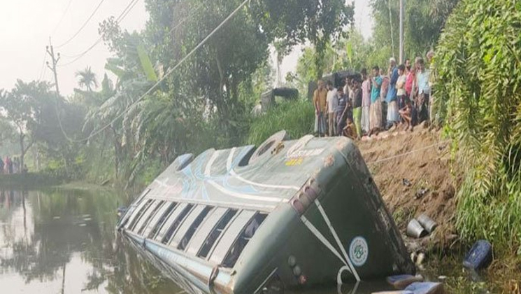 ঘুমিয়ে পড়েছিলেন চালক, বাস গিয়ে পড়ল খা‌দে