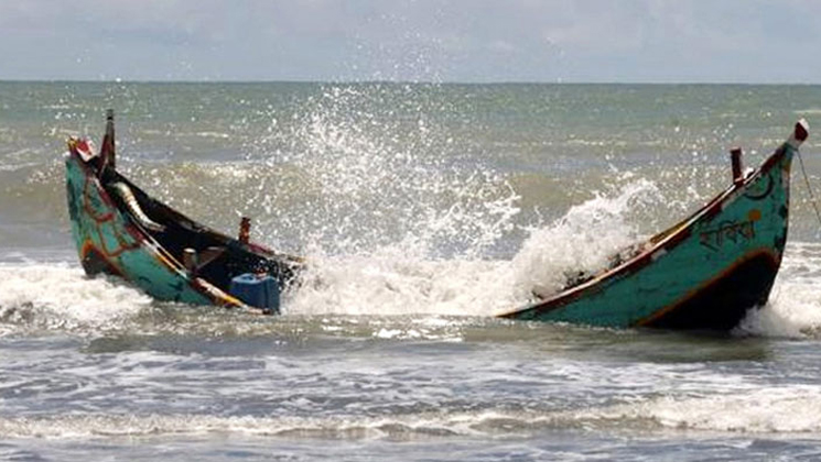 ৪০ যাত্রী নিয়ে পদ্মায় নৌকাডুবি, নিহত ৩