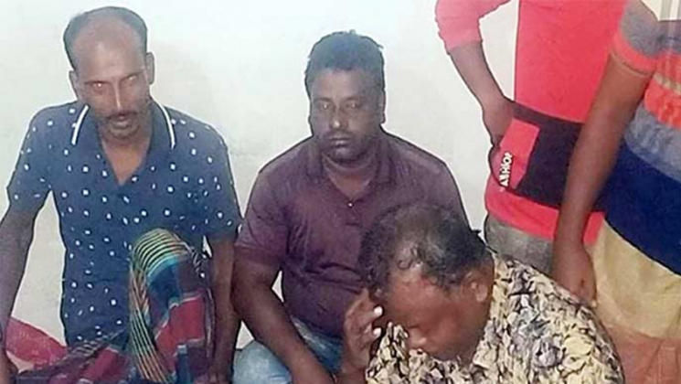 ৫৮ বছরেও অবিবাহিত, ধরা পড়ে বিয়ে করলেন বিধবাকে