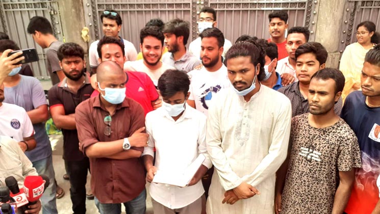 শিক্ষামন্ত্রীর আশ্বাসে অবরোধ তুলে নিয়ে আন্দোলন শিথিলের ঘোষণা রবি’র শিক্ষার্থীদের